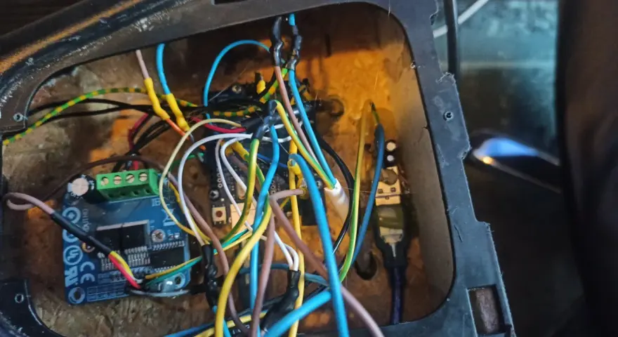 Układ elektroniczny z przewodami, potencjalnie do projektu jak zrobić EHR do ciągnika. Widać płytkę drukowaną i złącza.