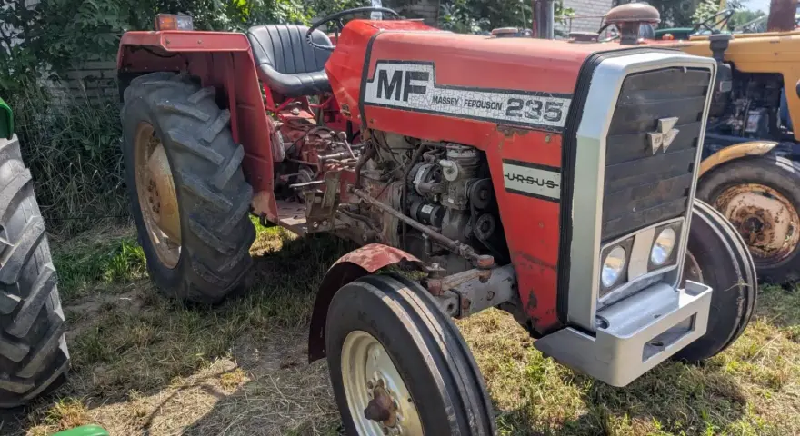 Czerwony Massey Ferguson 235, gotowy do pracy. Dane techniczne tego modelu to jego moc i niezawodność.