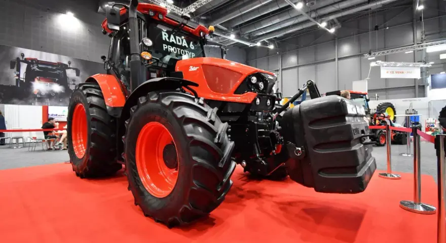 Czerwony prototyp ciągnika Zetor RADA 6 na targach. Poznaj zetor modele i moc, które zachwycają innowacyjnością i siłą.