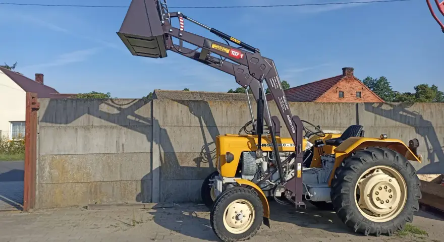 Żółty Ursus C-330 z ładowaczem czołowym Tur 1. Ciągnik waży ok. 1700 kg, a ładowacz udźwignie 700 kg.
