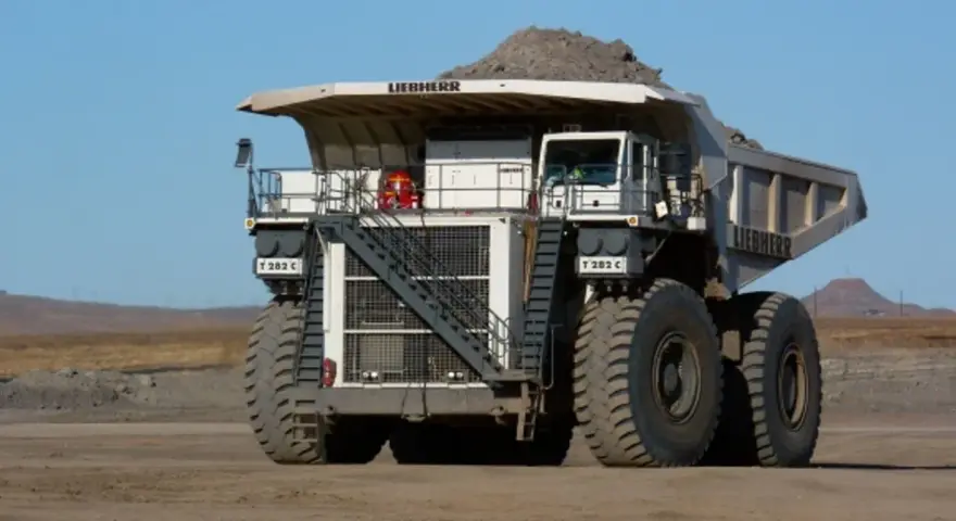 Ogromna kopalniana ciężarówka Liebherr T 282 C, największa maszyna na świecie, z pełnym ładunkiem ziemi.