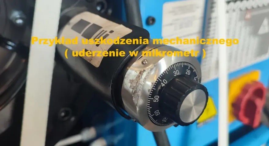Widoczny przykład uszkodzenia mechanicznego maszyny – wgniecenia i zarysowania na obudowie mikrometru, świadczące o uderzeniu.
