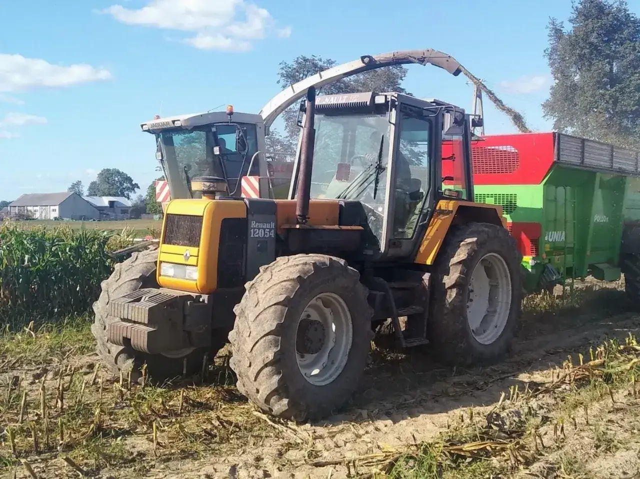 Traktor Renault 12054 z przyczepą pracuje na polu. Zastanawiasz się, jaki olej do silnika MWM Renault? Ten model potrzebuje odpowiedniego smarowania.