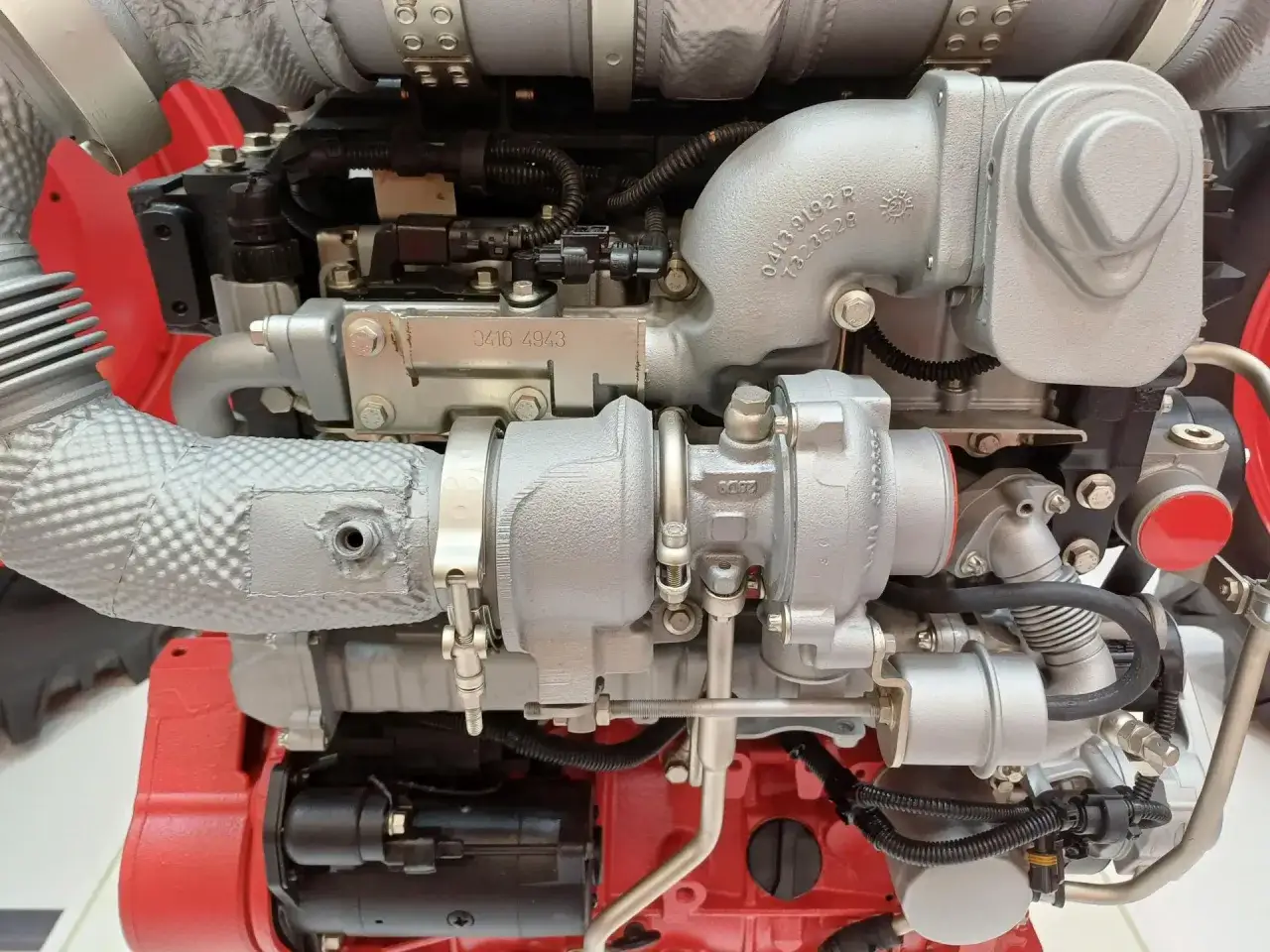 Silnik z turbosprężarką i elementami układu dolotowego. Czysty filtr powietrza to lepsza wydajność i niższe spalanie.