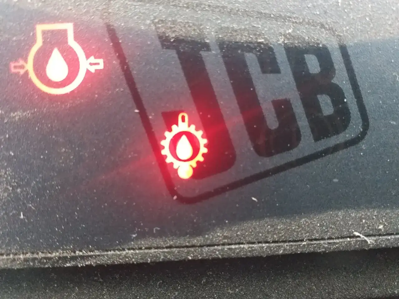 JCB opis kontrolek: świeci się kontrolka niskiego ciśnienia oleju i kontrolka ciśnienia paliwa.