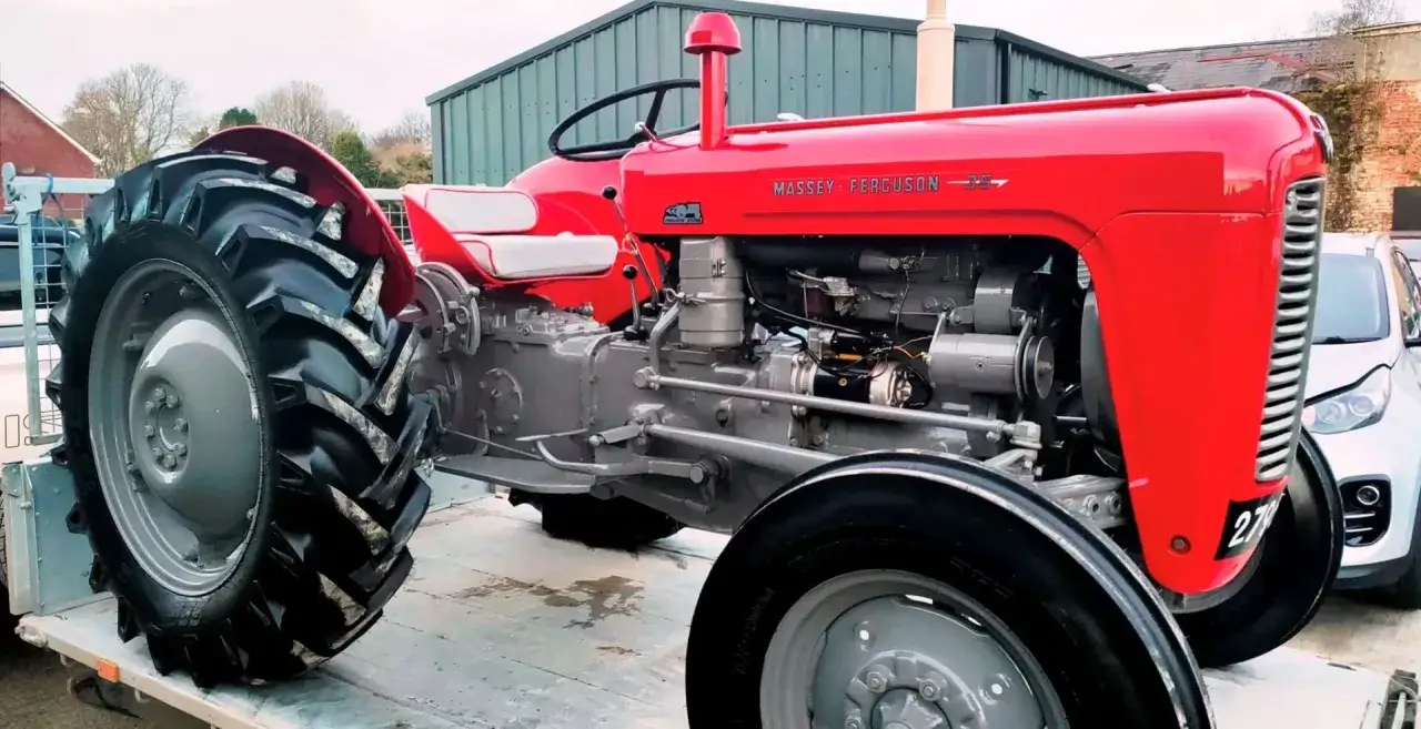 Klasyczny czerwony Massey Ferguson 35, z dumą prezentujący swoje dane techniczne.