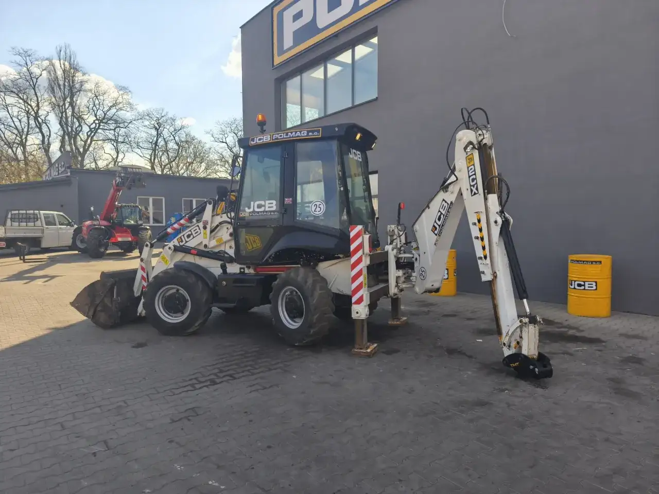 Koparka JCB 2CX, gotowa do pracy. Poznaj jej dane techniczne i możliwości.