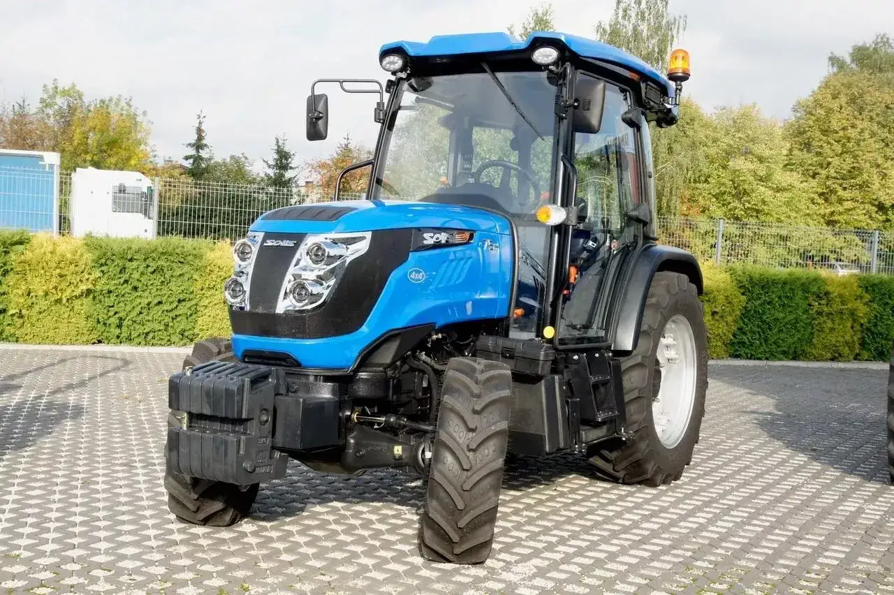 Niebieski ciągnik Solis 4x4, idealny do pracy na 30 ha.