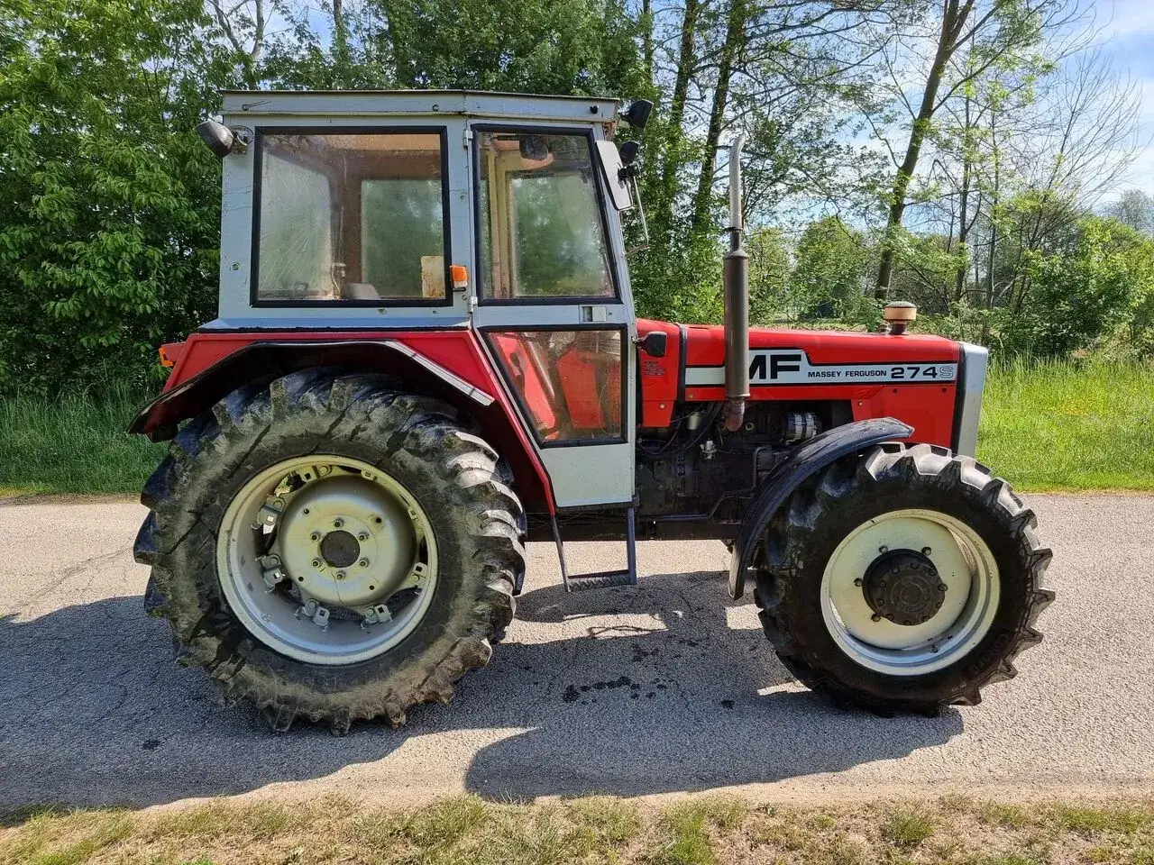 Czerwony ciągnik Massey Ferguson 274S, widok z boku. Dane techniczne tego modelu są imponujące.