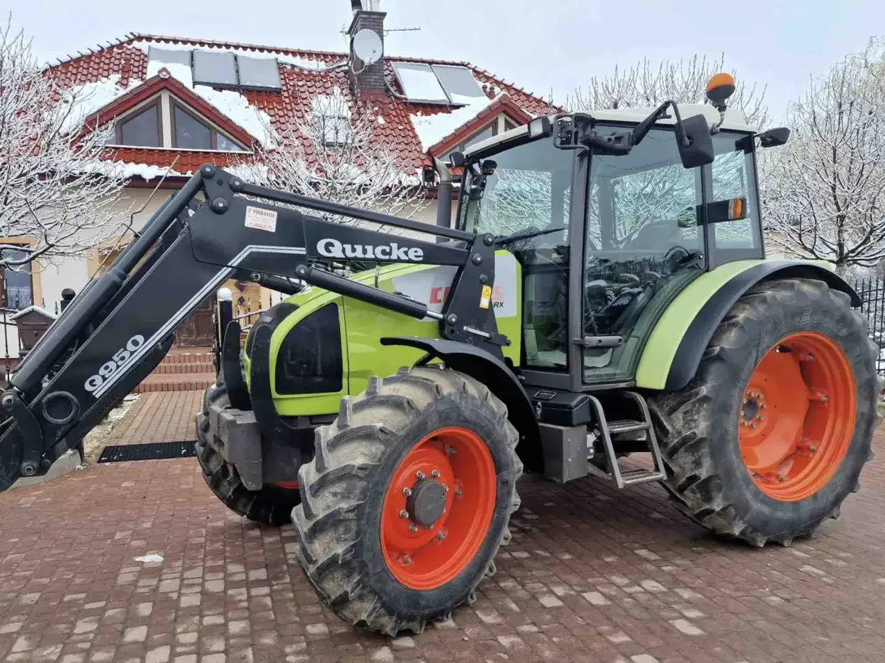 Claas Celtis 456 RX z ładowaczem Quicke, gotowy do pracy w zimowej scenerii. Poznaj jego dane techniczne!