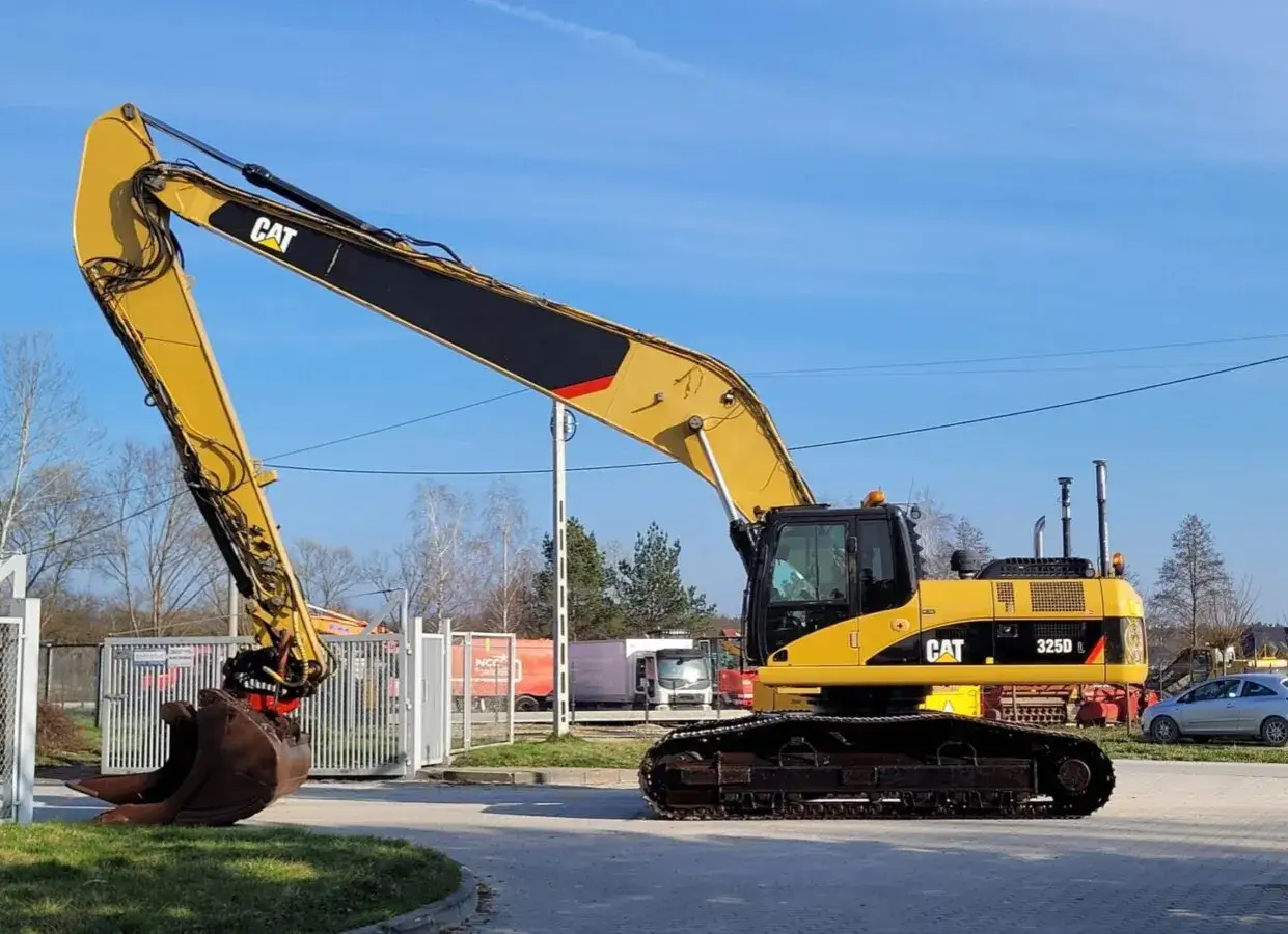 Ż&oacute;łta koparka CAT 325D L z potężną łyżką. Zastanawiasz się, ile waży koparka? Ta maszyna to potężny sprzęt budowlany.