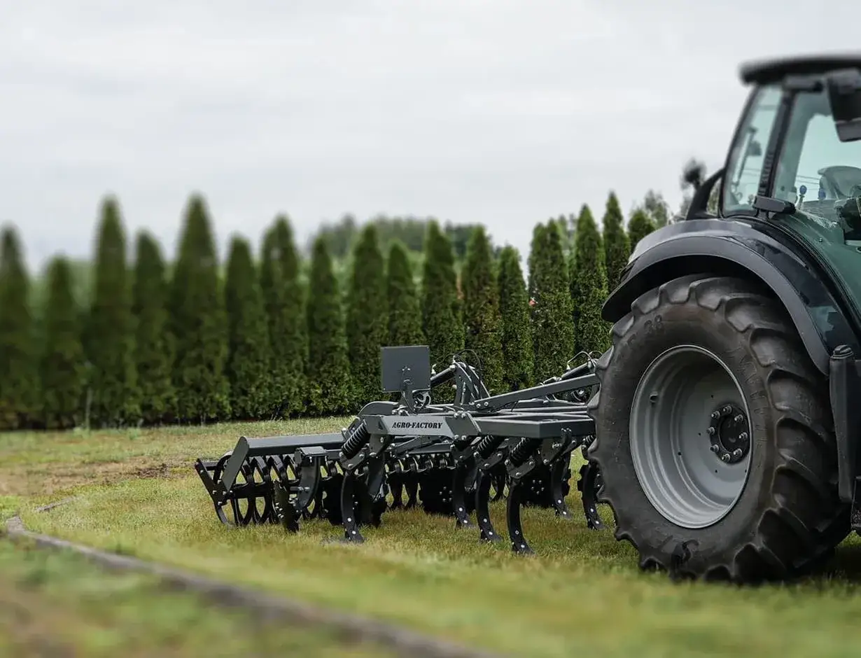 Ciągnik z agregatem uprawowym Agro-Factory gotowy do pracy. Optymalna prędkość orki zapewni idealne przygotowanie pola.