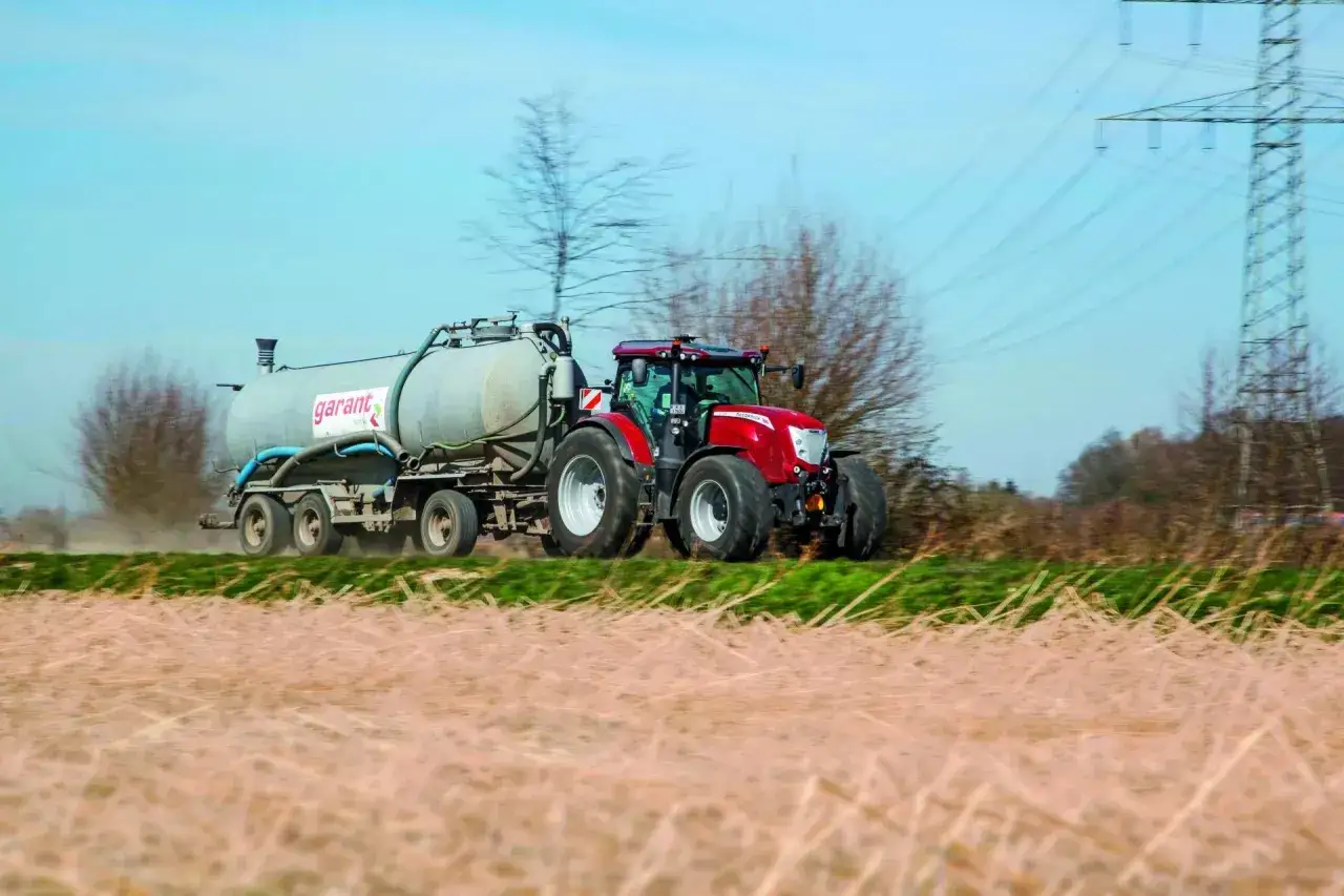 Czerwony traktor z cysterną 