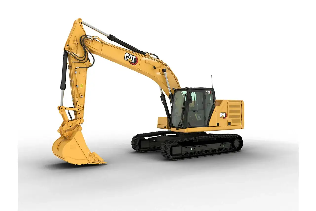 Żółta koparka gąsienicowa Caterpillar, model 323, gotowa do pracy na budowie.