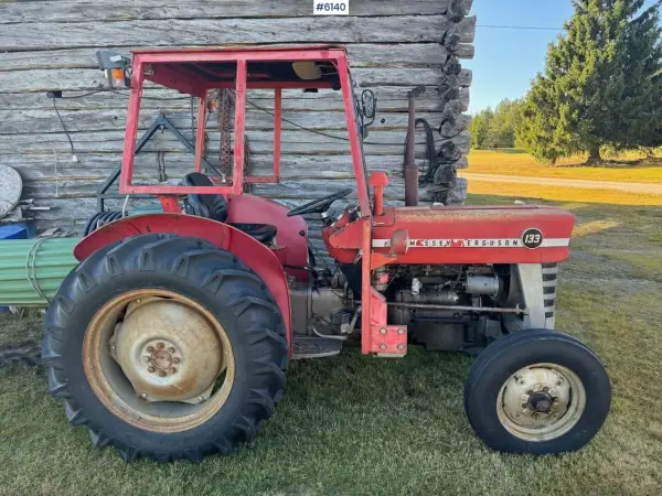 Czerwony ciągnik Massey Ferguson 3065, gotowy do pracy. Poznaj jego massey ferguson 3065 dane techniczne i możliwości.