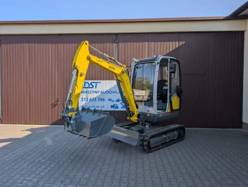 Żółta minikoparka Wacker Neuson. Dowiedz się, ile kosztuje godzina pracy minikoparki, wynajmując ją w DST Maszyny Budowlane.