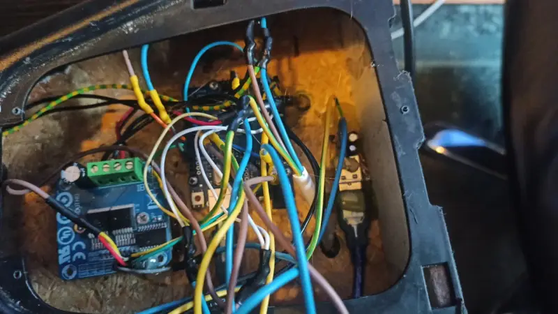 Układ elektroniczny z przewodami, potencjalnie do projektu jak zrobić EHR do ciągnika. Widać płytkę drukowaną i złącza.